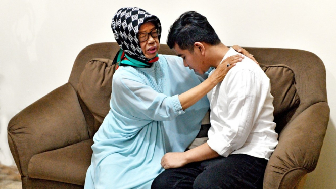 Gibran Rakabuming meminta restu kepada eyang putri