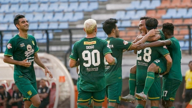 Para pemain Persebaya rayakan gol. 