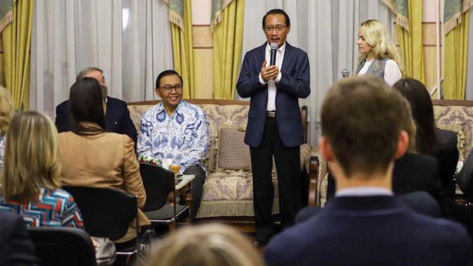 Dubes Wahid Supriyadi dan Wakil Dubes Azis Nurwahyudi saat berbincang-bincang bersama para warga Rusia di KBRI Moskow