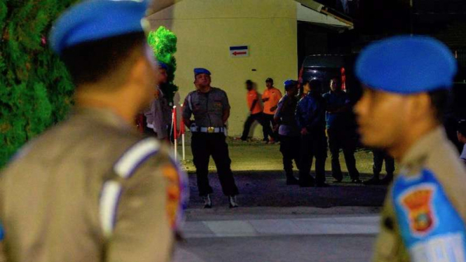 Sejumlah polisi berjaga di depan kamar jenazah tempat disemayamkannya jenazah Bharatu Moh Syaiful Muhdori di Rumah Sakit Bhayangkara Palu, Sulawesi Tengah, Jumat (13/12/2019) malam. 