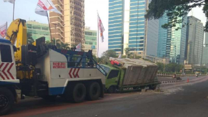 Truk bermuatan hebel mengalami kecelakaan di ruas jalan Pancoran