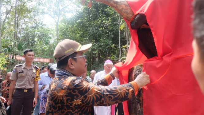 Bupati Sekadau Rupinus saat meresmikan Goa Maria dan Taman Kelampiau [SuaraKalbar/Humas]