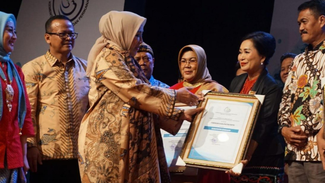 Arita Apolina ketika menerima penghargaan.