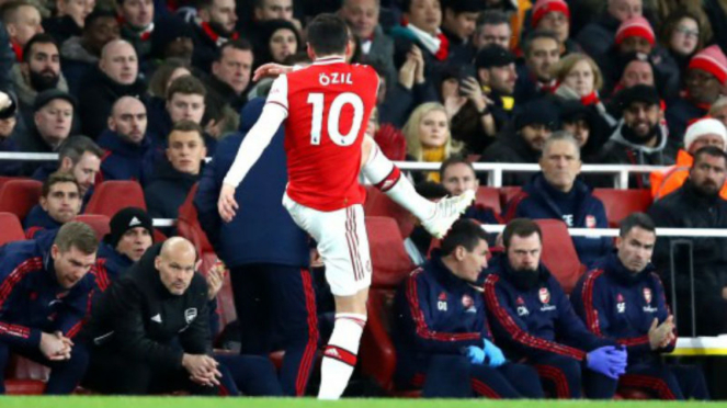 Gelandang Arsenal, Mesut Oezil, marah-marah saat diganti
