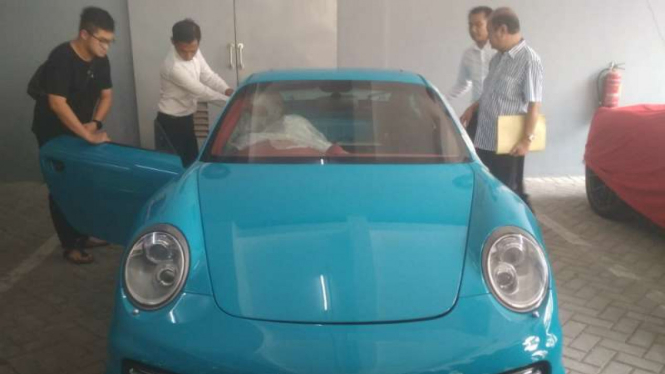 Mobil Porsche berwarna biru yang diambil oleh pemiliknya setelah menunjukkan bukti kepemilikan di Markas Polda Jatim di Surabaya pada Senin, 16 Desember 2019.