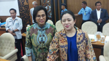 Menteri Keuangan, Sri Mulyani Indrawati, bersama Ketua DPR RI Puan Maharani
