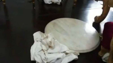 Tangkapan layar rekaman video yang memperlihatkan sebuah meja marmer yang dipajang di Museum Keraton Yogyakarta ditemukan rusak, Senin, 16 Desember 2019.