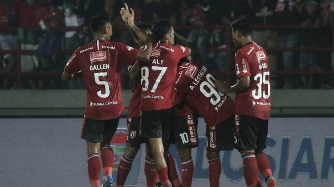 Para pemain Bali United rayakan gol. 