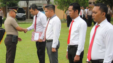 Empat anggota Polres Jayapura dapat penghargaan karena mengungkap korupsi dana desa.