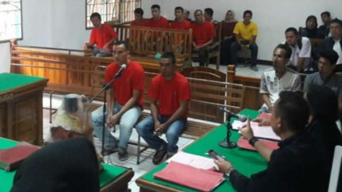 Mukhlis (30) dan Darman Bustaman (34), terdakwa kurir 170 kilogram ganja 