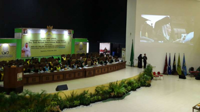 Upacara penganugerahan gelar doctor honoris causa untuk Sinta Nuriyah, Istri mendiang presiden keempat RI Abdurrahman Wahid, di kampus UIN Sunan Kalijaga, Yogyakarta, Rabu, 18 Desember 2019.
