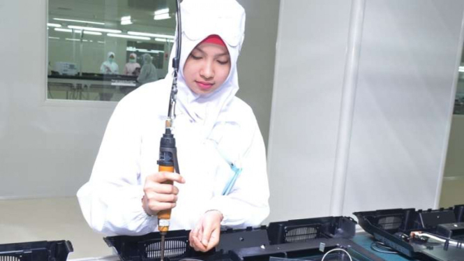 Aktivitas pekerja dalam proses produksi di industri elektronik.