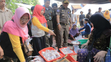 Petugas melakukan Sidak di Pasar Anyar, Tangerang.
