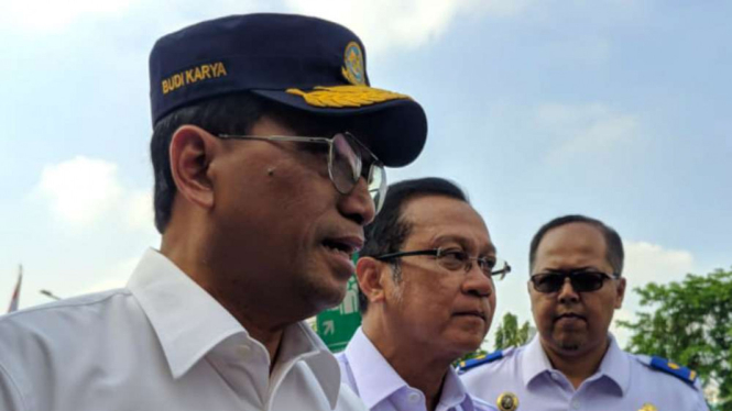 Menhub Budi Karya (Kiri) dan Dirut KAI Edi Sukmoro (tengah).
