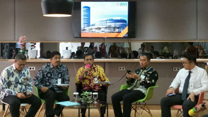 Deputy General Manager Pengelolaan Jaringan BNI, Giri Dwi Susanto (tengah).