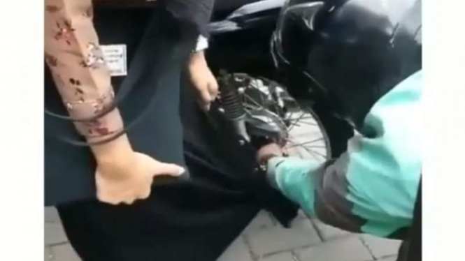 Ilustrasi rok nyangkut di rantai sepeda motor