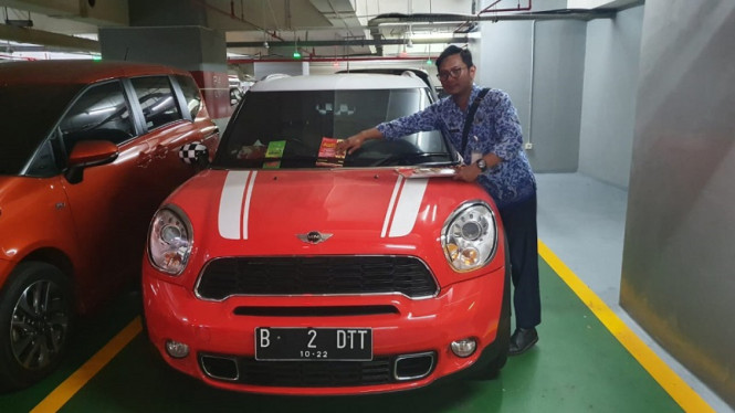 Mobil Mini Cooper menunggak pajak dipasangi stiker 