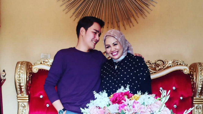 Ely Sugigi dan pacar baru