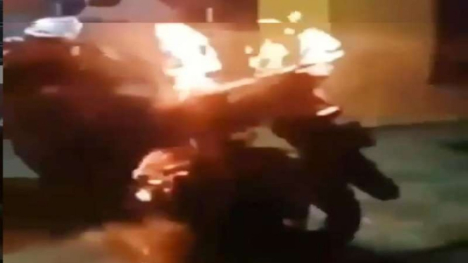 Sepeda motor terbakar