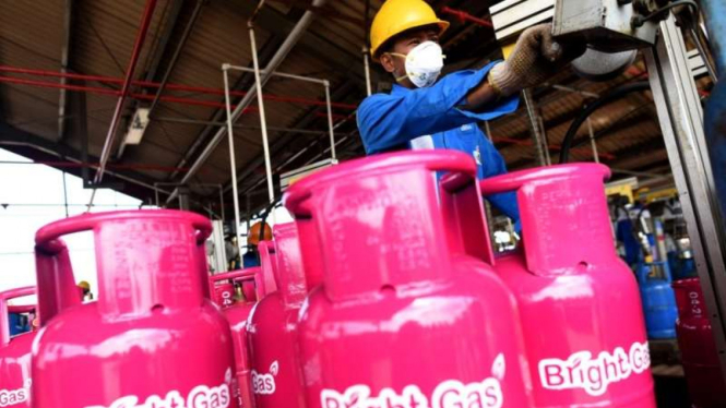 Petugas mengecek pasokan LPG Bright Gas