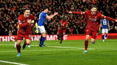 Gelandang Liverpool, Adam Lallana (kanan).