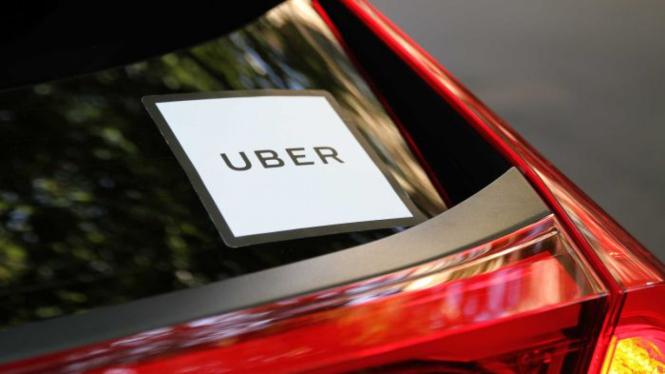 Pelanggan Uber di Melbourne, Marion dan Peter Archibald, mengaku mendapatkan penolakan dari salah seorang pengemudi karena membawa daging babi yang mereka peroleh sebagai hadiah dari sebuah klub veteran.