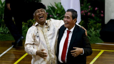 Ketua Dewan Pengawas KPK Tumpak Hatorangan Panggabean (kanan) bersama Ruki 
