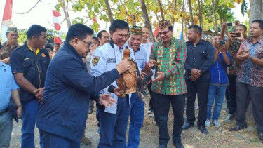 Menkominfo Johnny G Plate diterima secara adat di Reo, Manggarai, NTT.