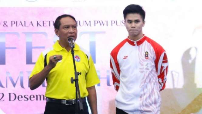 Menpora Zainudin Amali memberikan penghargaan pada pewushu Edgar Xavier Marvelo