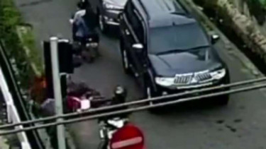 Pengendara motor lawan arah.