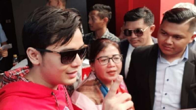 Kriss Hatta dan Ibunya, Tuty Suratinah