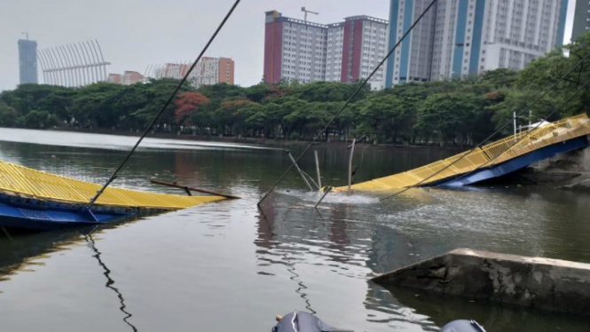 Jembatan Gantung Taman Hutan Kota Kemayoran Roboh