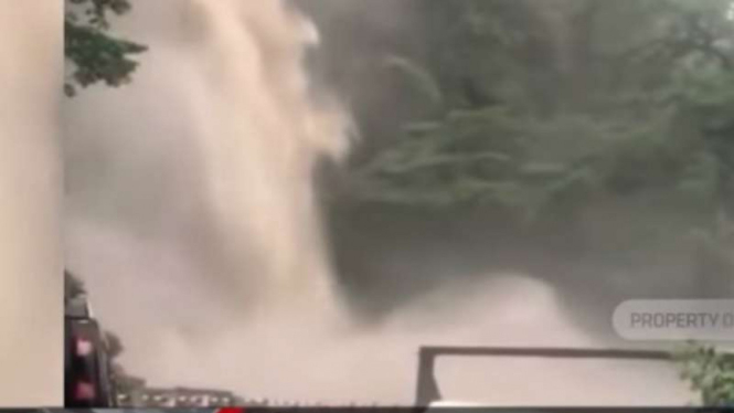Air terjun Lembah Anai di kawasan Jalan Raya Padang-Bukittinggi, Kabupaten Tanah Datar, Sumatera Barat, meluap hingga ke jalan raya.