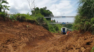 Longsor di Jalur Kereta Sukabumi-Bogor.