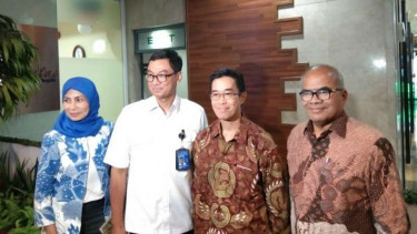 Dirut PLN Zulkifli Zaini (Tengah).