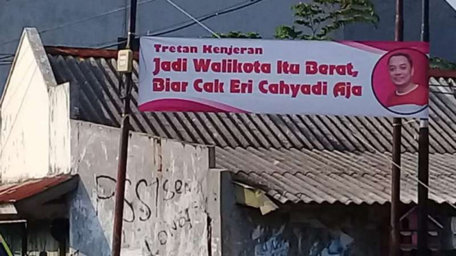 Spanduk dukungan ke Eri Cahyadi bertebaran di Surabaya.