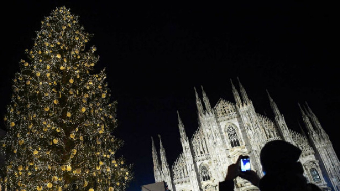 Pohon Natal dengan Ornamen Emas