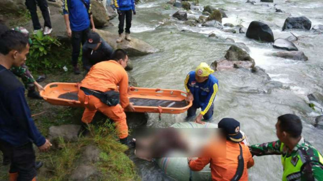 Korban bus terjun ke jurang di Palembang.