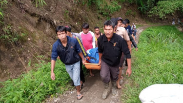 Tim gabungan melalukan evakuasi korban Bus Sriwijaya di Sumsel