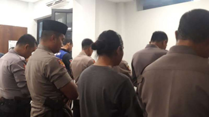 Aparat yang mengamankan perayaan Natal salat Magrib di kompleks Gereja.