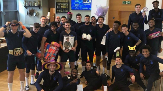 Skuat Chelsea pamerkan hadiah-hadiah Natal mereka