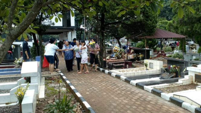 Peziarah mendatangi TPU Kamboja di Depok