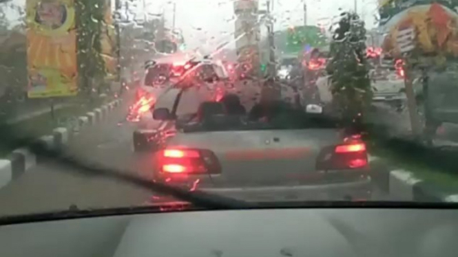 Penumpang mobil kebasahan saat hujan