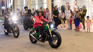 Presiden Jokowi naik motor bareng Kaesang Pangarep