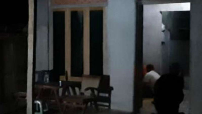 Rumah seorang warga di Dusun Teguhan, Desa Wunung, Kecamatan Wonosari, Kabupaten Gunungkidul, DI Yogyakarta, yang digeledah oleh Detasemen Khusus 88 Antiteror Polri pada Rabu malam, 25 Desember 2019.
