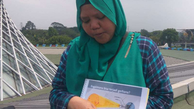 Staf PP Iptek menjelaskan soal gerhana matahari.