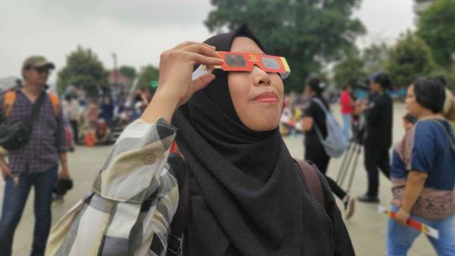 Kacamata khusus Gerhana Matahari.