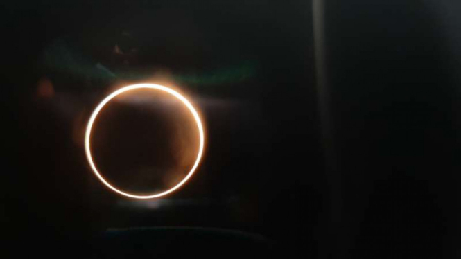 Sejumlah warga mengamati gerhana Matahari cincin melalui teleskop di halaman Masjid Baiturrahman, Kabupaten Simeulue, Aceh, Kamis, 26 Desember 2019.