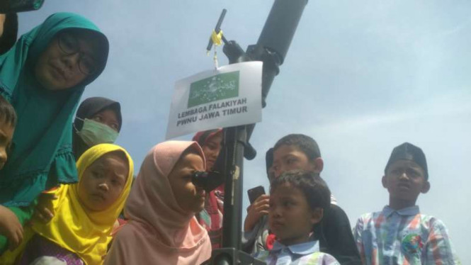 Sejumlah anak mengamati gerhana Matahari cincin melalui teleskop di Masjid Al Akbar Surabaya, Jawa Timur, pada Kamis, 26 Desember 2019.