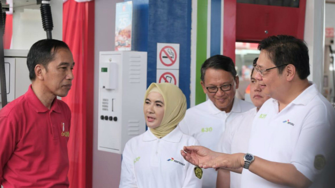 Menko bidang Perekomian Airlangga Hartarto (kanan) dan Presiden Jokowi (kiri)
